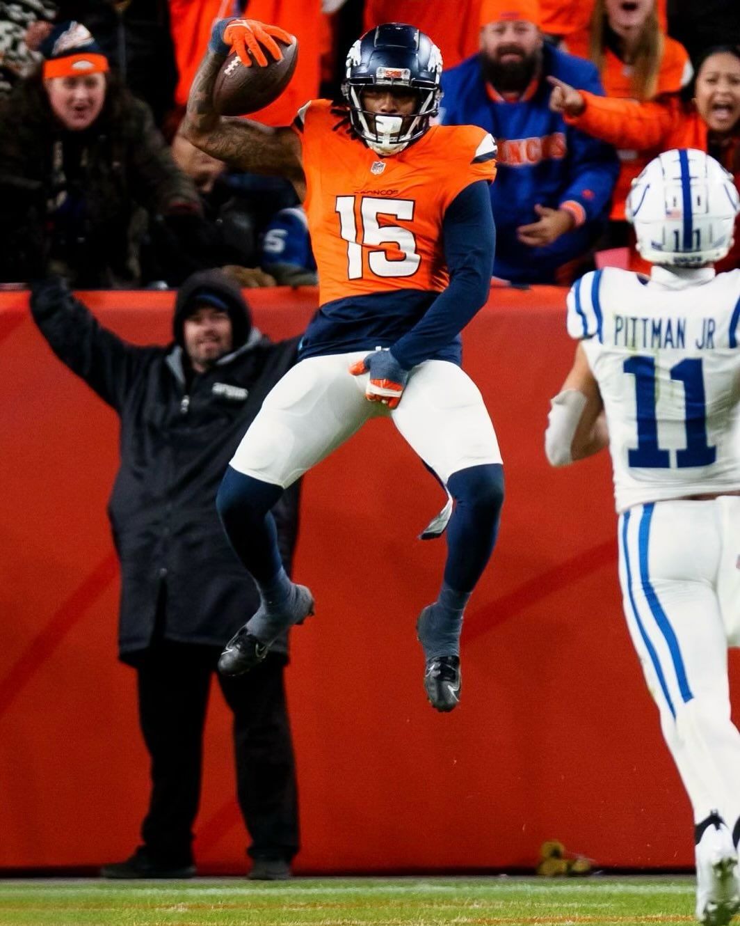 Nik Bonitto, linebacker de los Denver Broncos, llega a 2026 después de registrar 14 capturas la temporada pasada